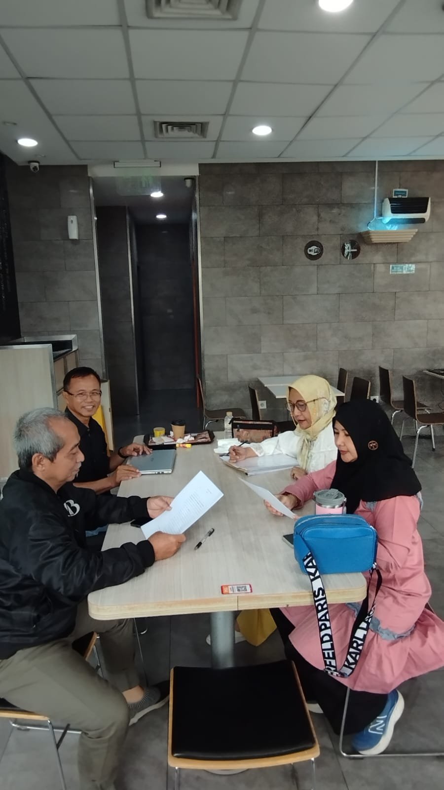 Konsultasi & review dokumen bersama klien