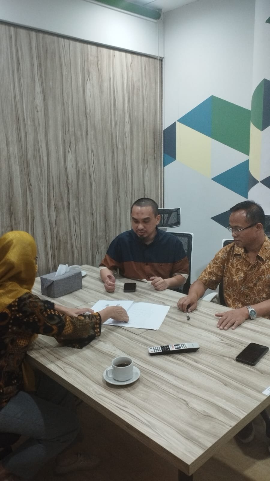 Rapat tim Arkaya — pembahasan berkas klien